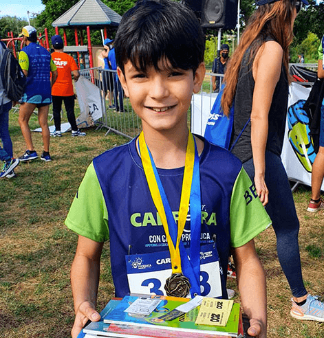 Niño participante de la carrera Proeduca